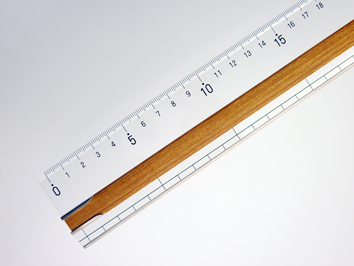 ユニバーサル定規３５ｃｍ（Tapiro 2 Wood）,UniversalRuler,アンティークホワイト,カルトナージュ,カルトン,ずれないカッティング定規,滑らないカッティング定規・Non-slip cutting ruler